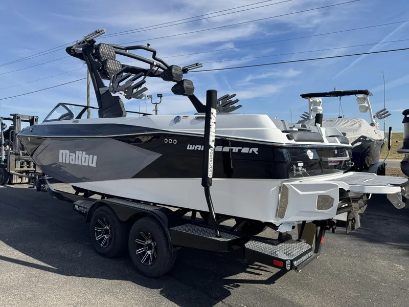 2025 Malibu 23 LSV