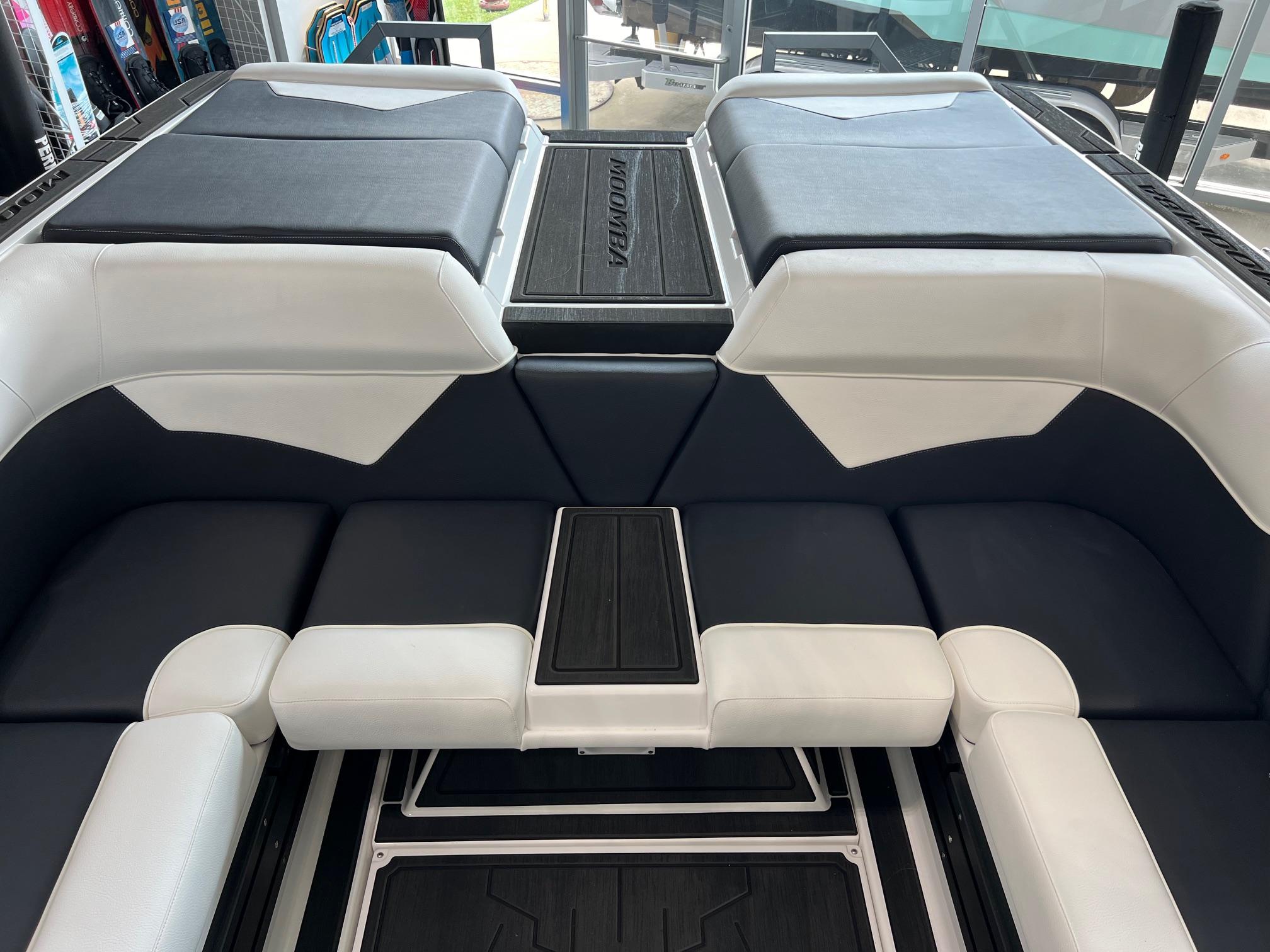 2025 MOOMBA MAKAI NEW PURE WHITE COLOR WITH NEW DROP STEP