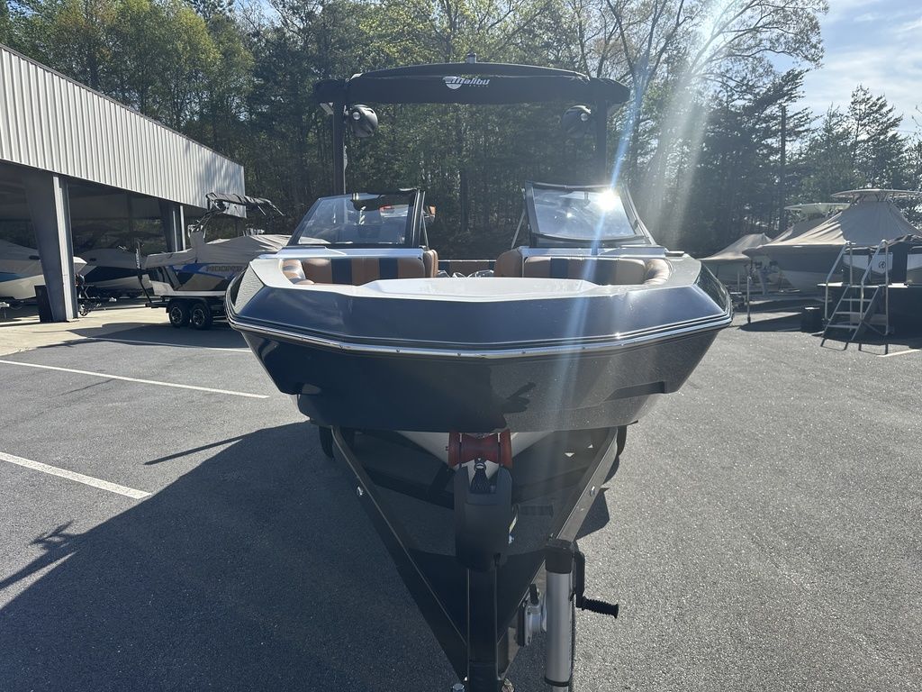 2023 Malibu Boats 21 LX
