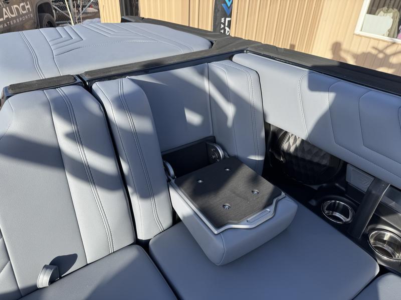 2025 Malibu 25 LSV