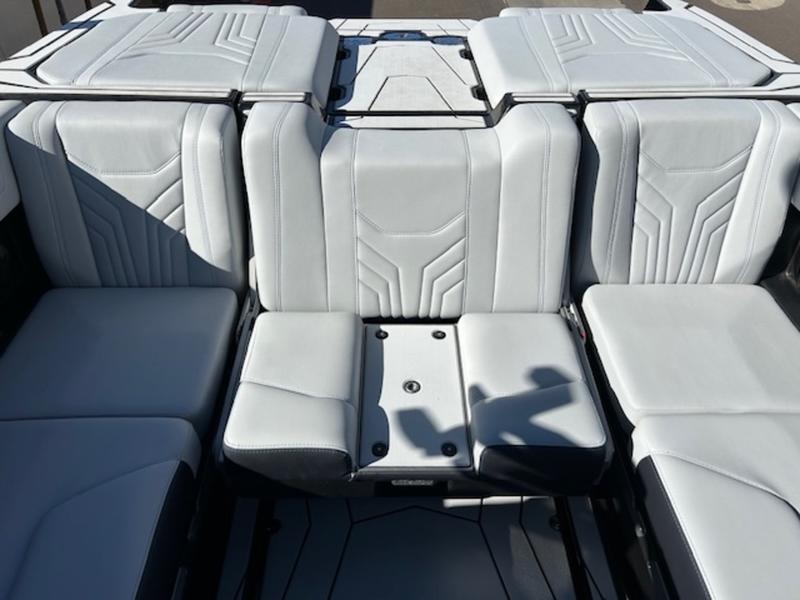 2025 Malibu 25 LSV