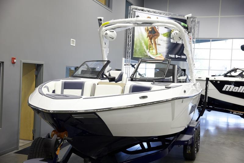 2025 Malibu 23 LSV
