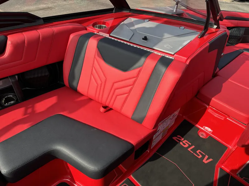 2025 Malibu 25 LSV