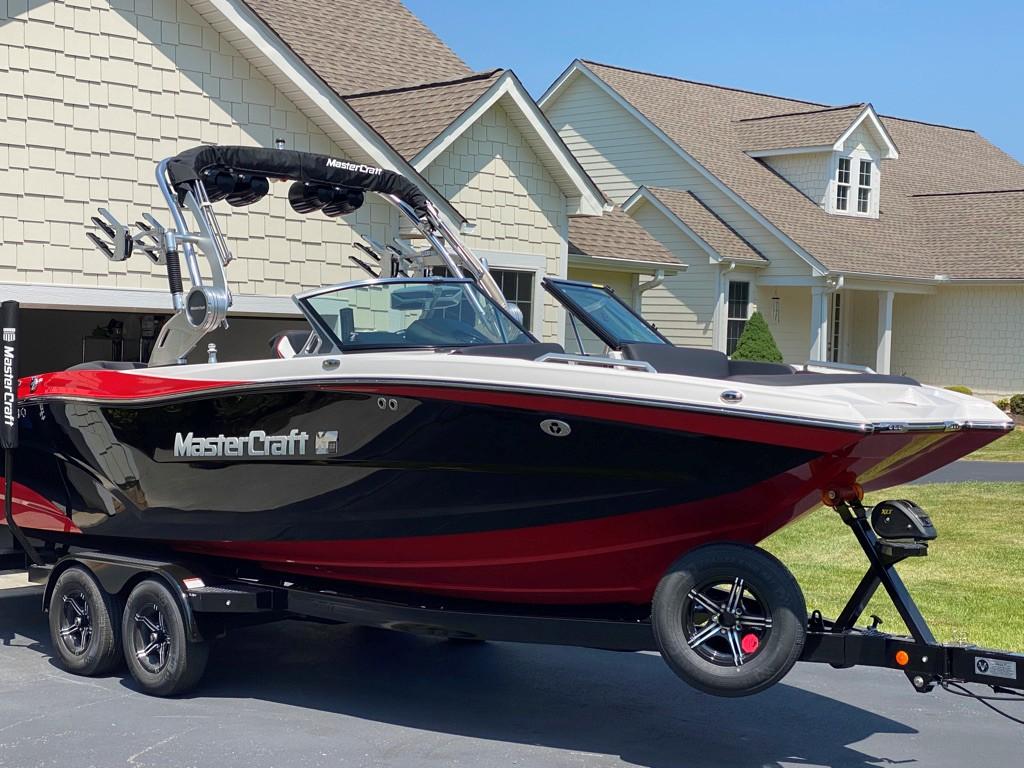2021 MasterCraft XT22 – LOADED!
