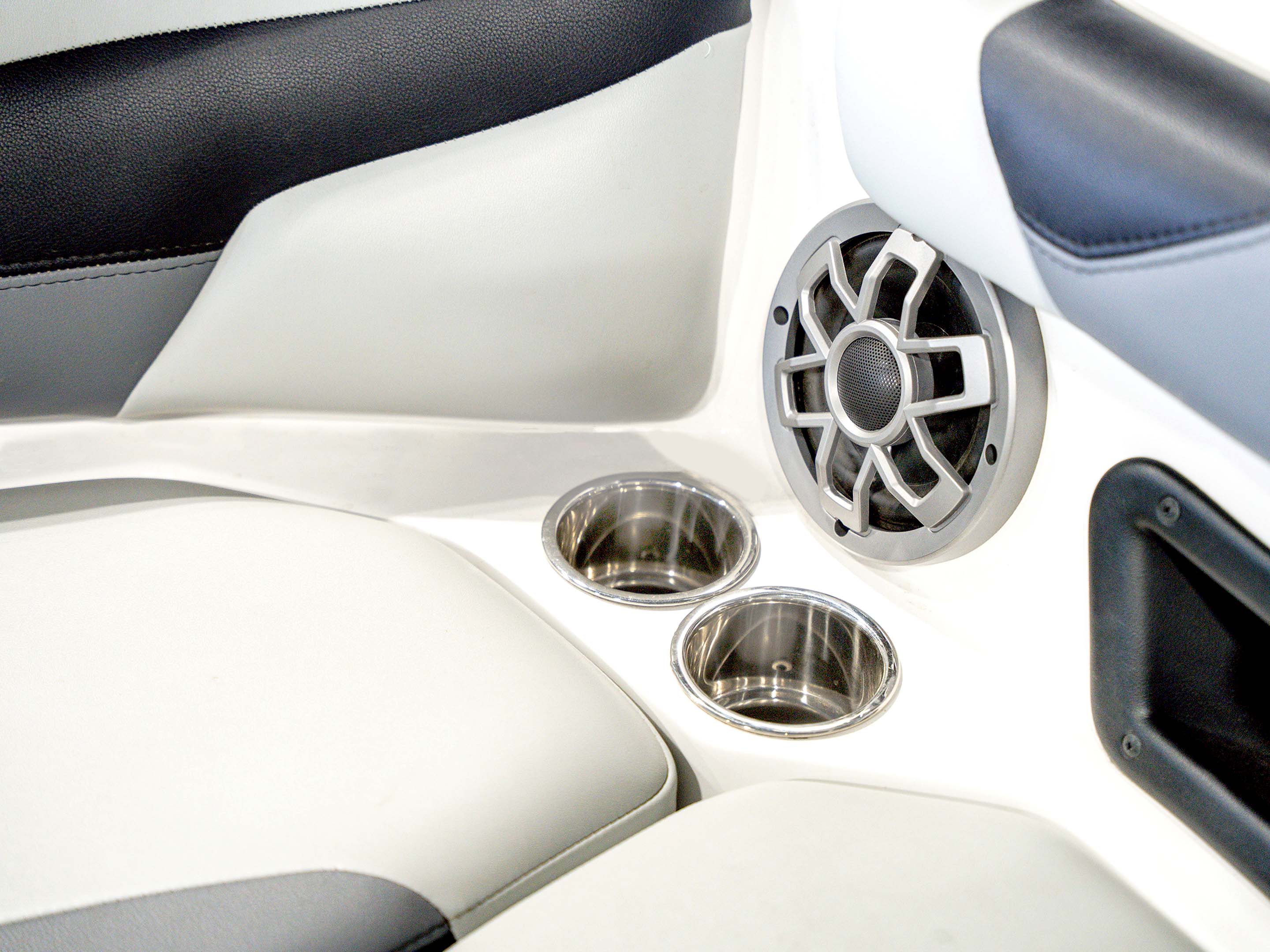 2023 Axis A20 &#8211; White / Black