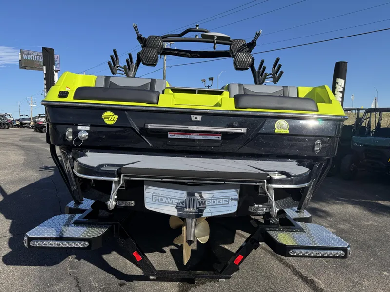 2025 Malibu 23 LSV