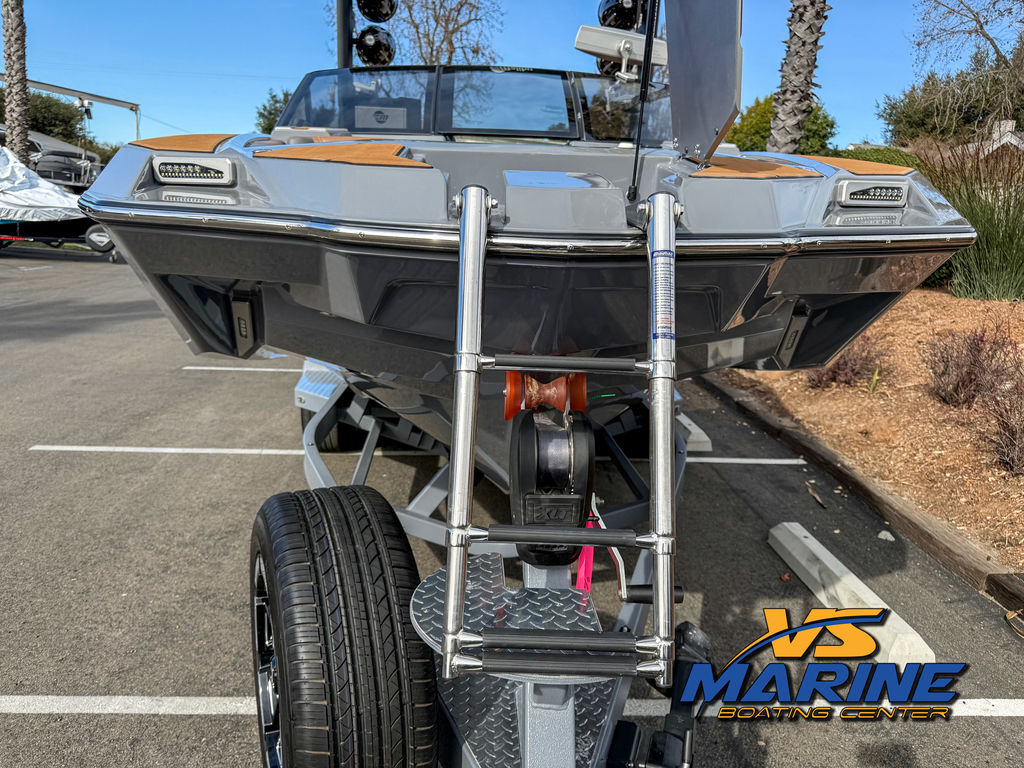 2021 Malibu Boats M240