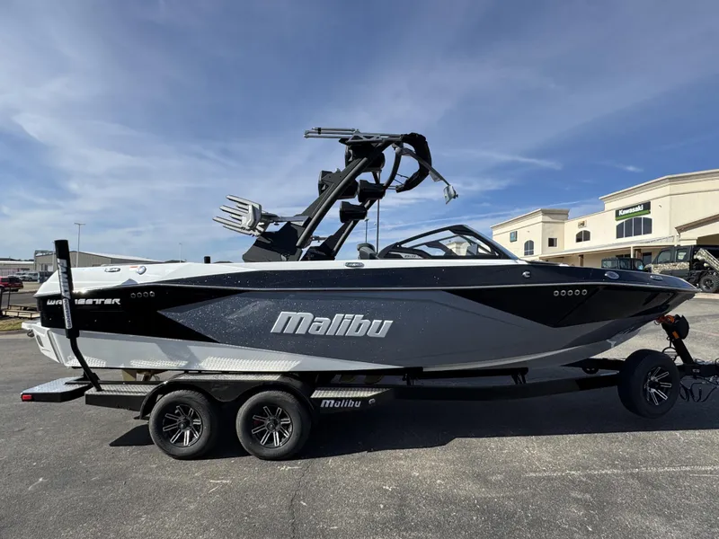 2025 Malibu 23 LSV