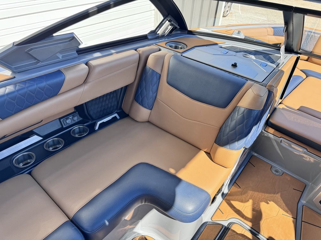 2021 Malibu Boats M220