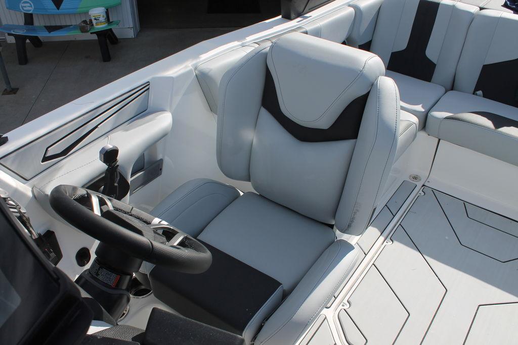 2025 malibu boats 21-LX
