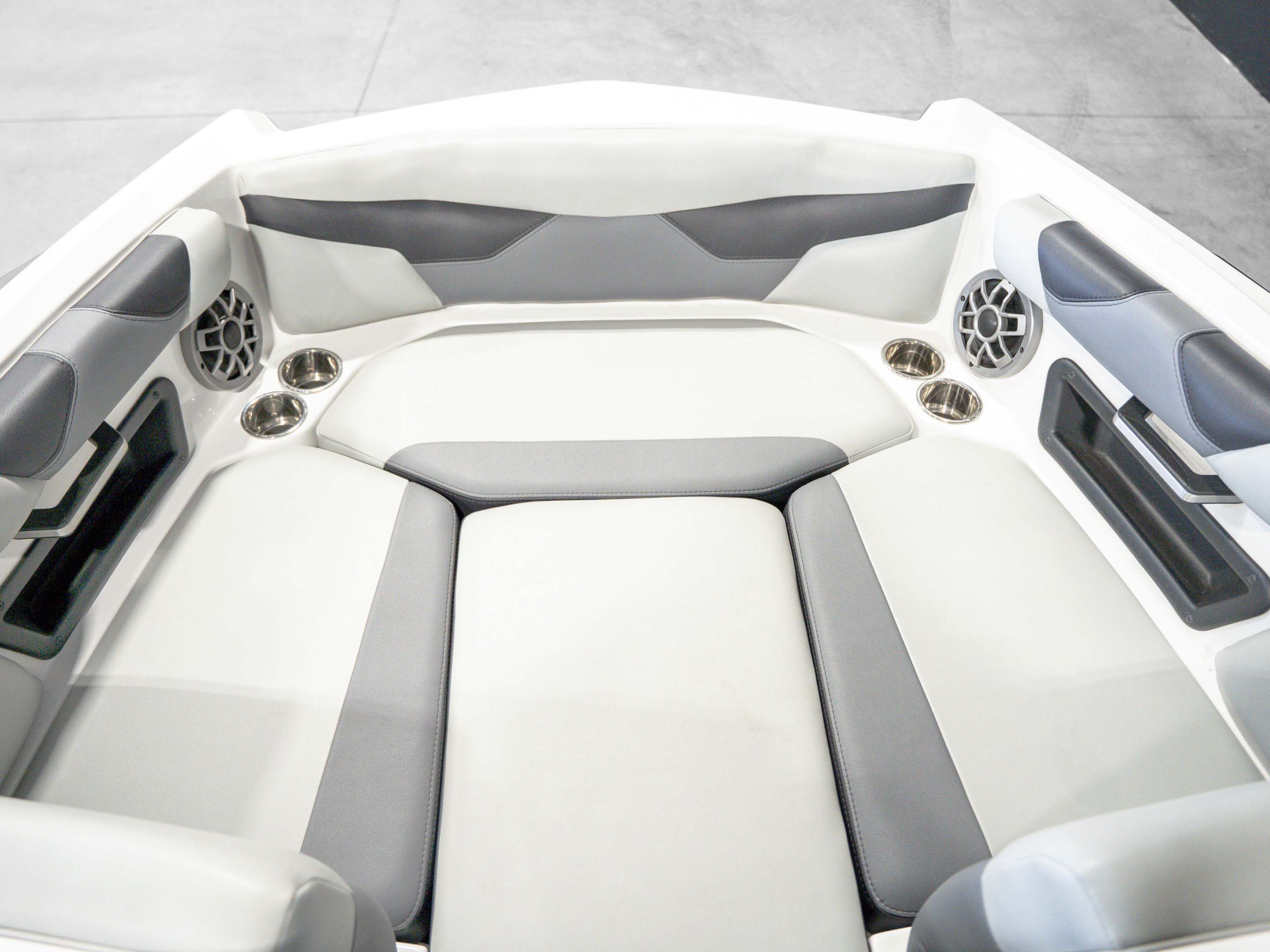 2023 Axis A20 &#8211; White / Black