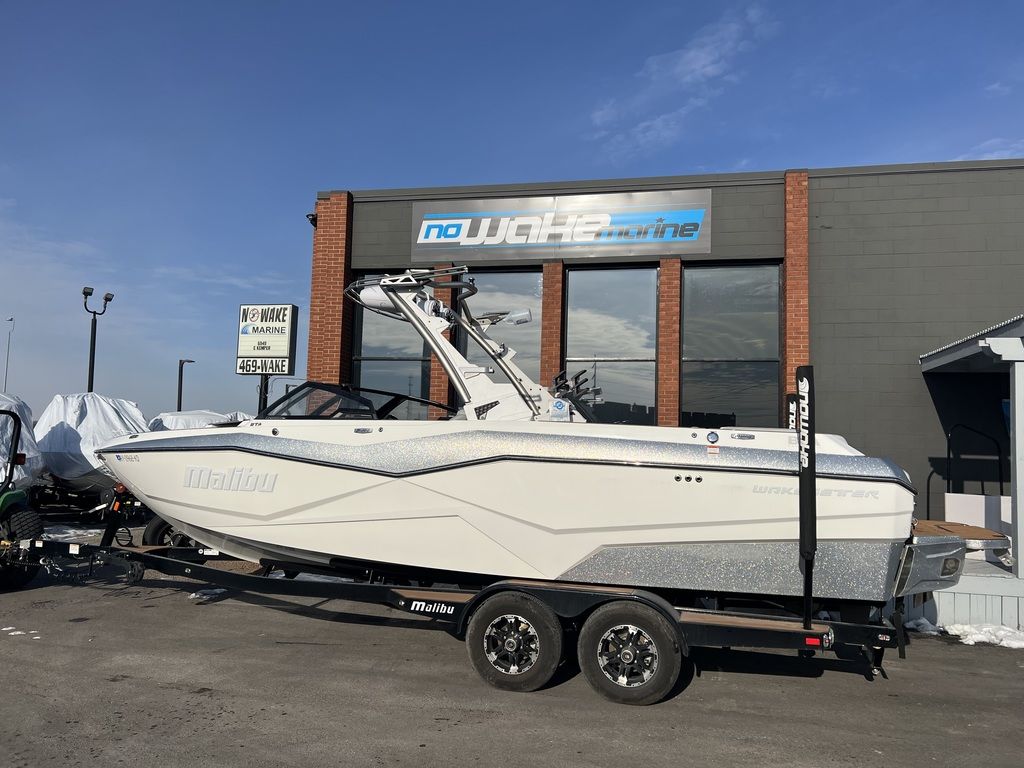 2022 Malibu Boats 25 LSV
