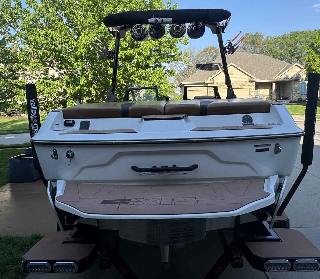 Super Clean Loaded Wakesurf/board boat