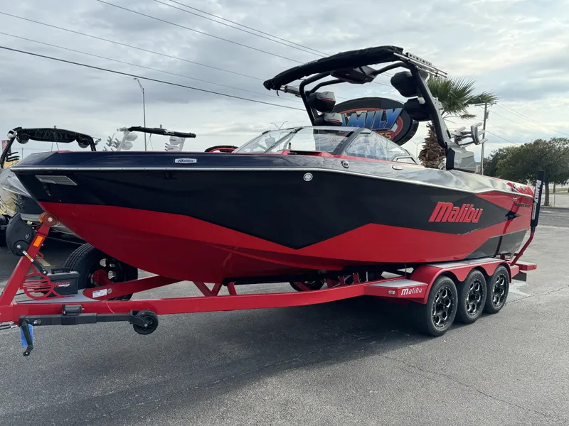 2025 Malibu 25 LSV