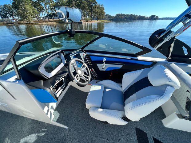 2024 MasterCraft XT24