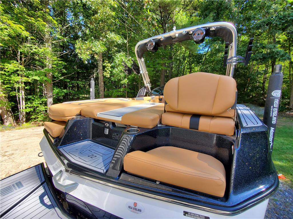 2022 MasterCraft XT22 - Like new