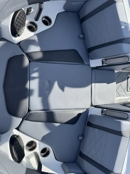 2025 Malibu 23 LSV