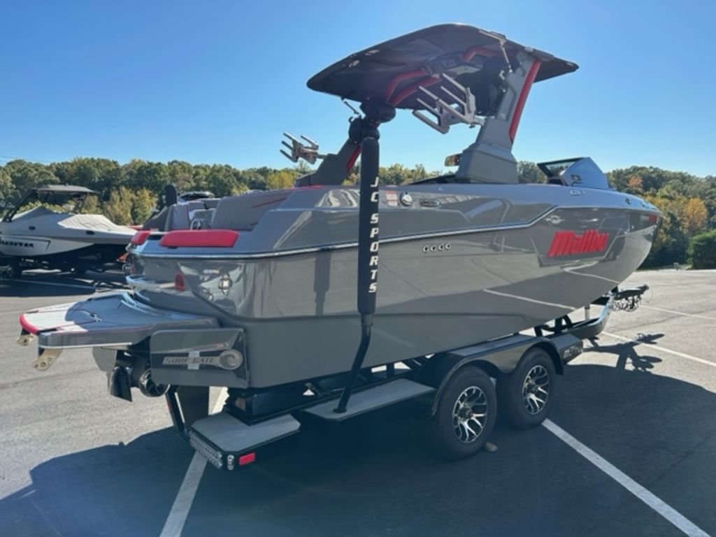 2022 malibu boats M220
