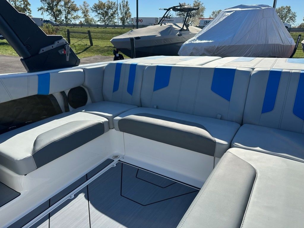 2025 Malibu Boats 21 LX