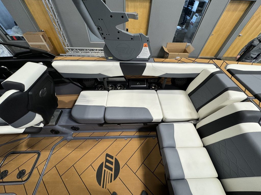 2024 Malibu 23 LSV