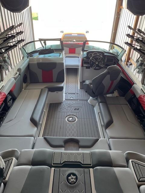 2023 MasterCraft XT22
