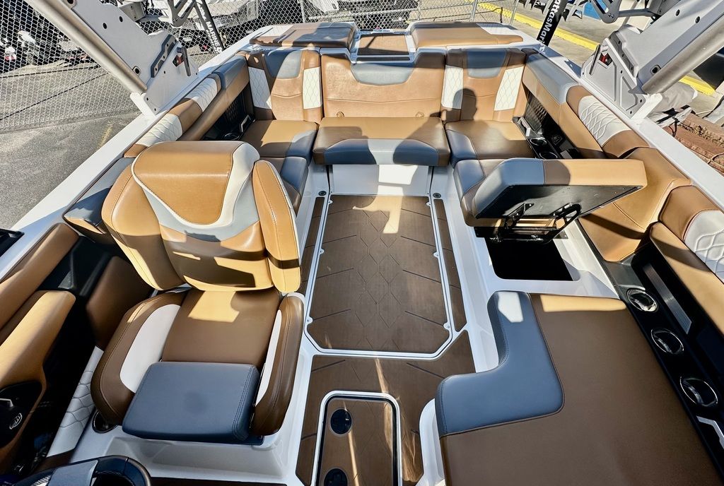2023 Malibu Boats M220