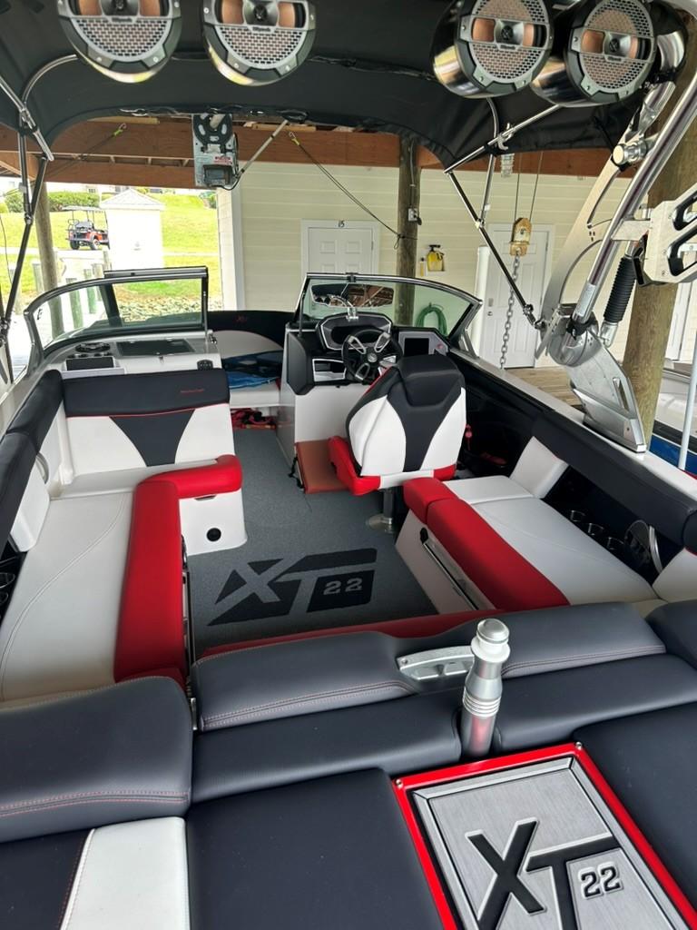 2021 MasterCraft XT22 – LOADED!