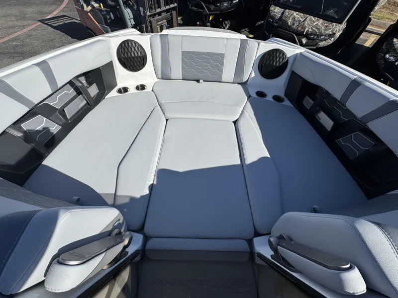 2025 Malibu 23 MXZ