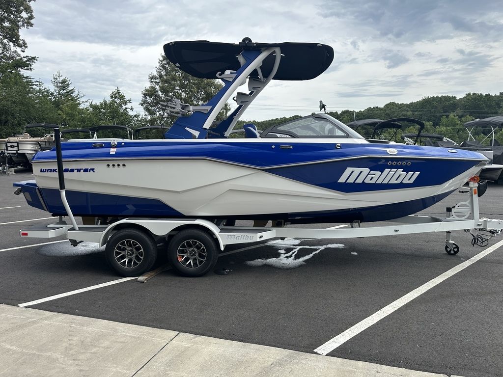2024 malibu boats 22-LSV