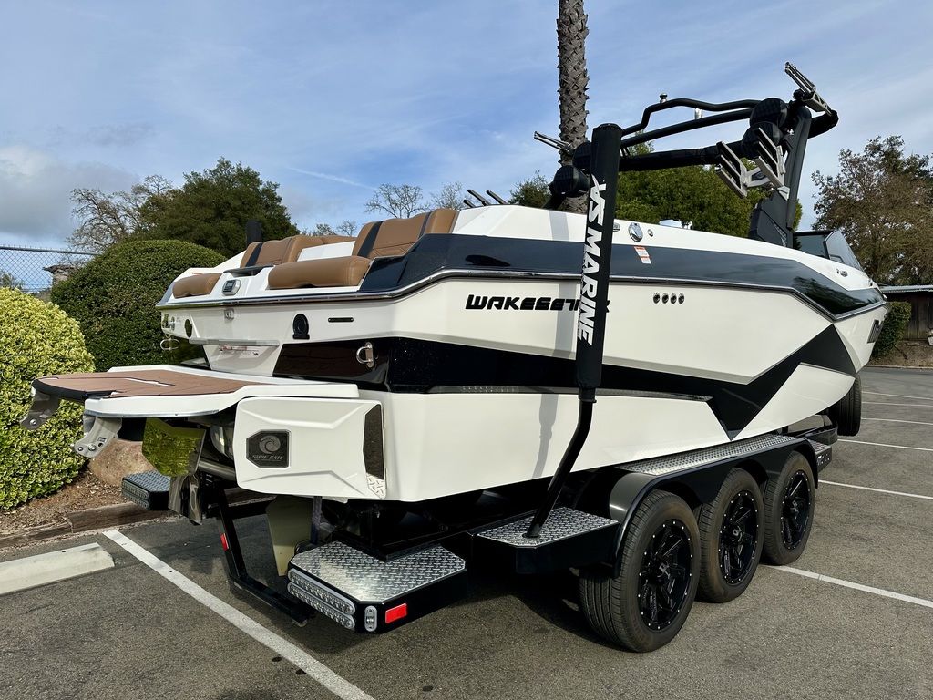 2022 Malibu Boats 25 LSV