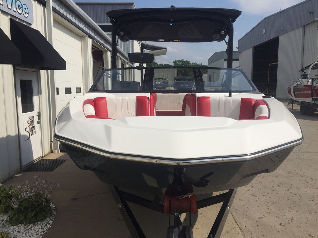 2022 Malibu Boats 21 LX