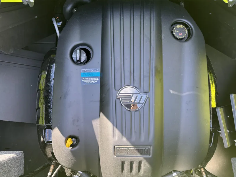 2025 Malibu 23 LSV