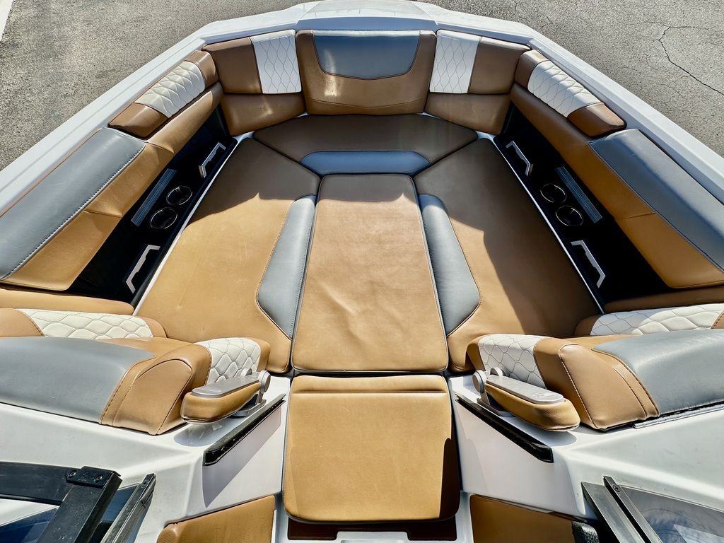 2023 Malibu Boats M220