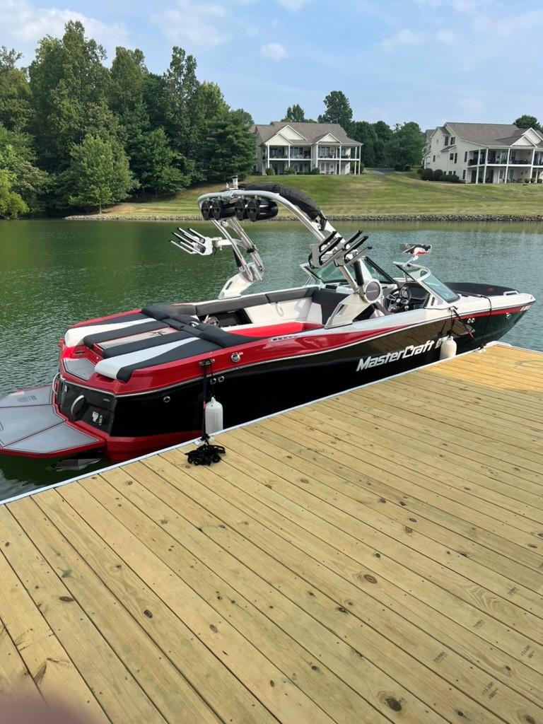 2021 MasterCraft XT22 – LOADED!