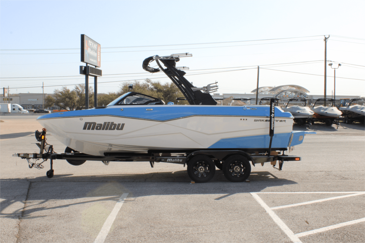 2025 Malibu 22 LSV