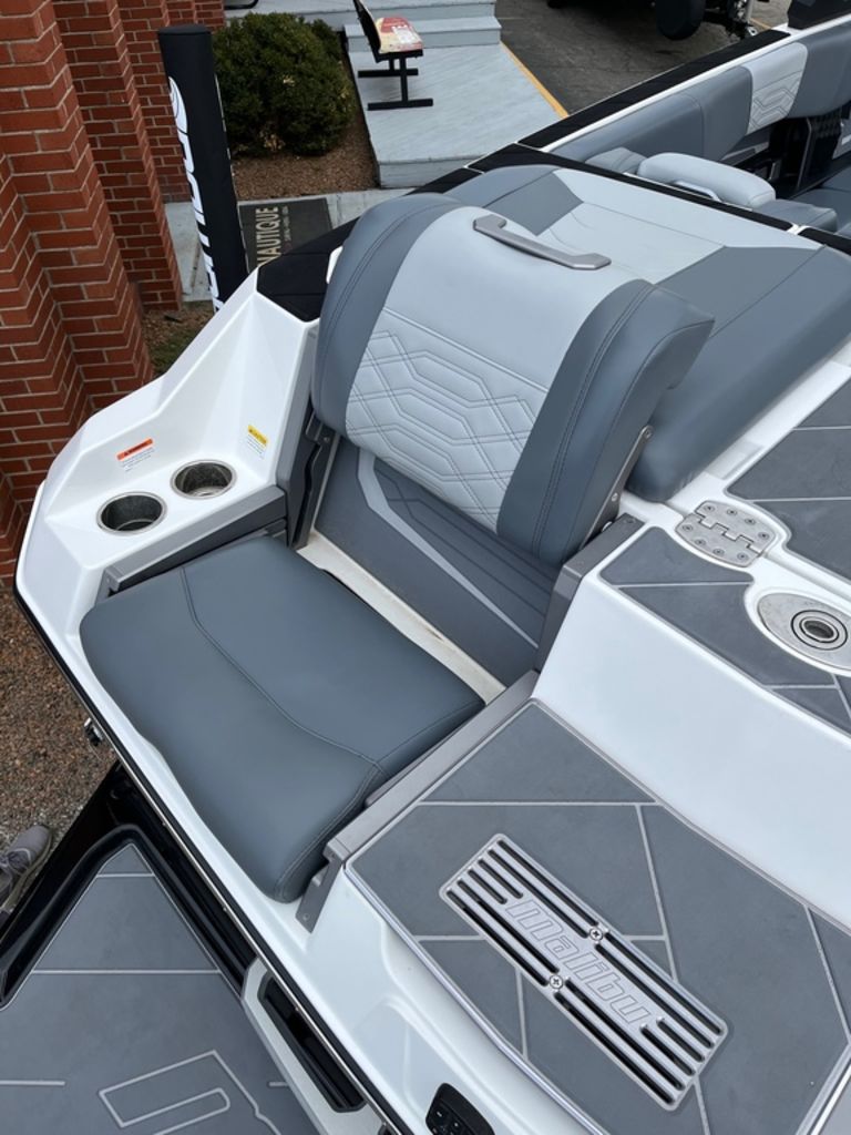 2023 Malibu Boats 25 LSV