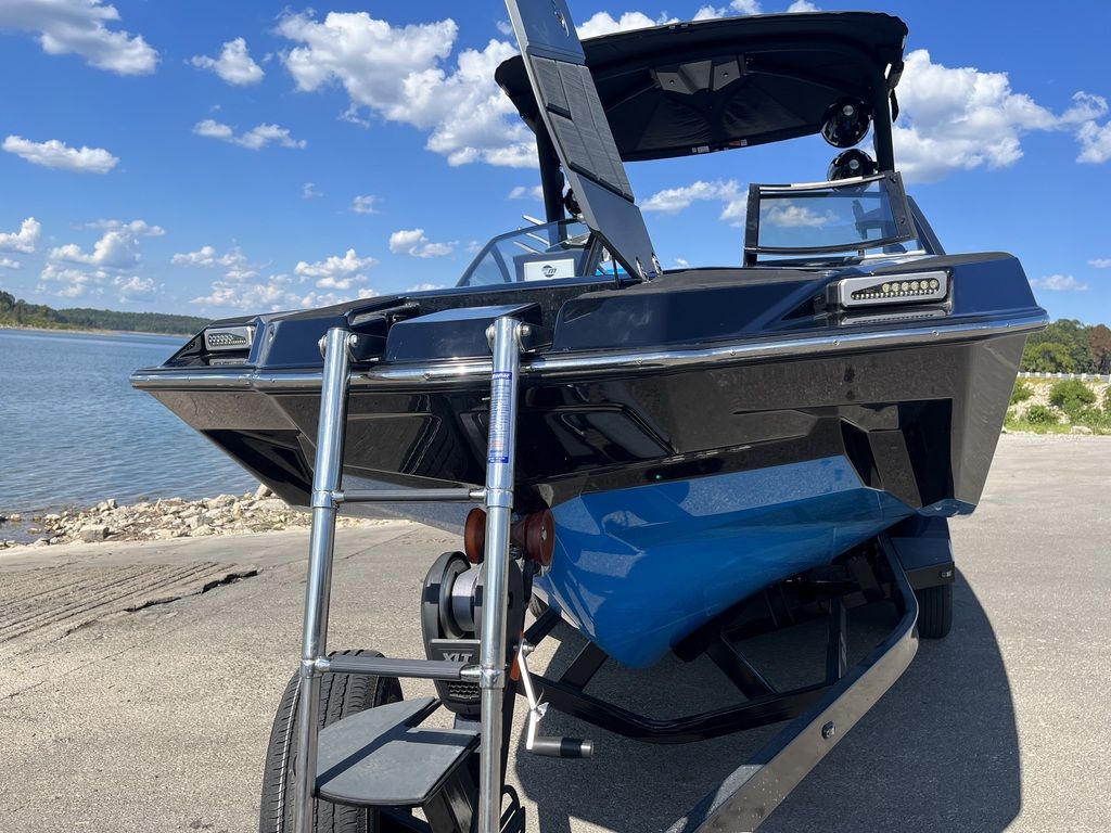 2020 Malibu Boats M240