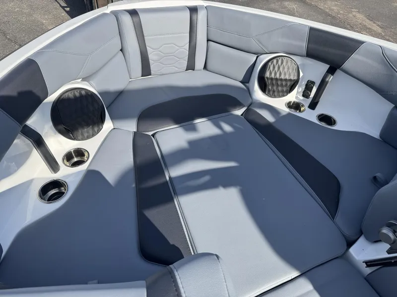 2025 Malibu 23 LSV