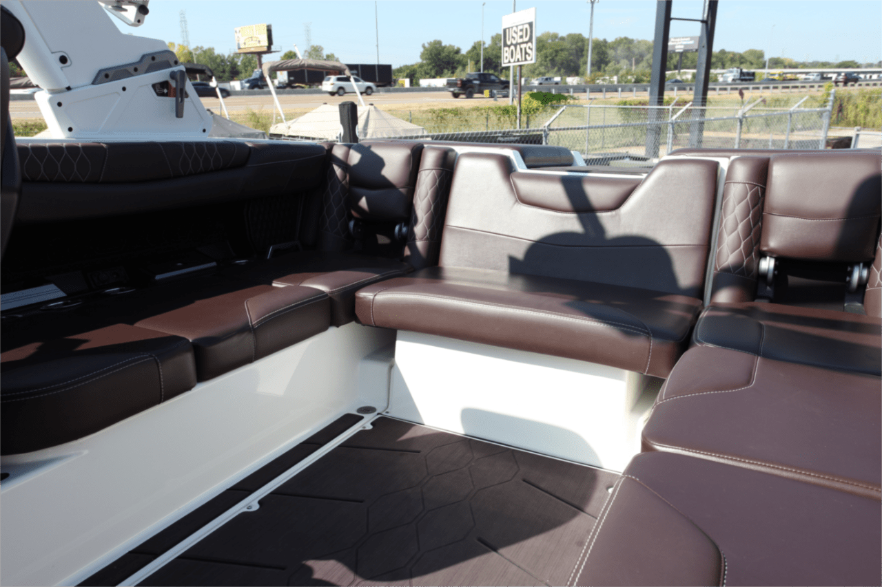 2021 Malibu M220