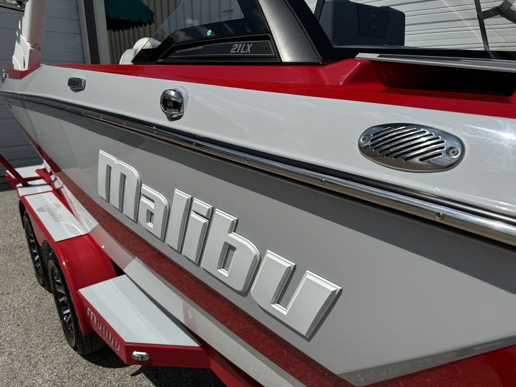 2022 Malibu Boats 21 LX