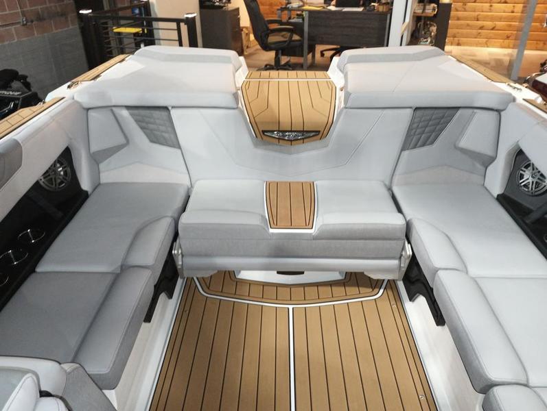 New 2024 Nautique S23