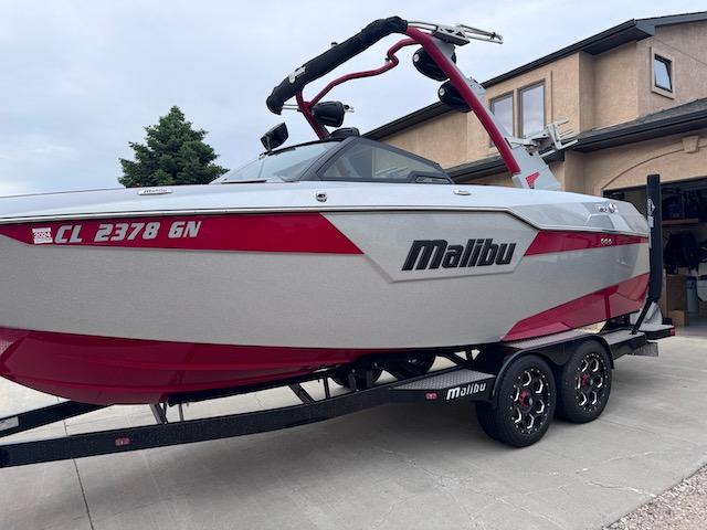 2022 Malibu M220 M6DI with trailer