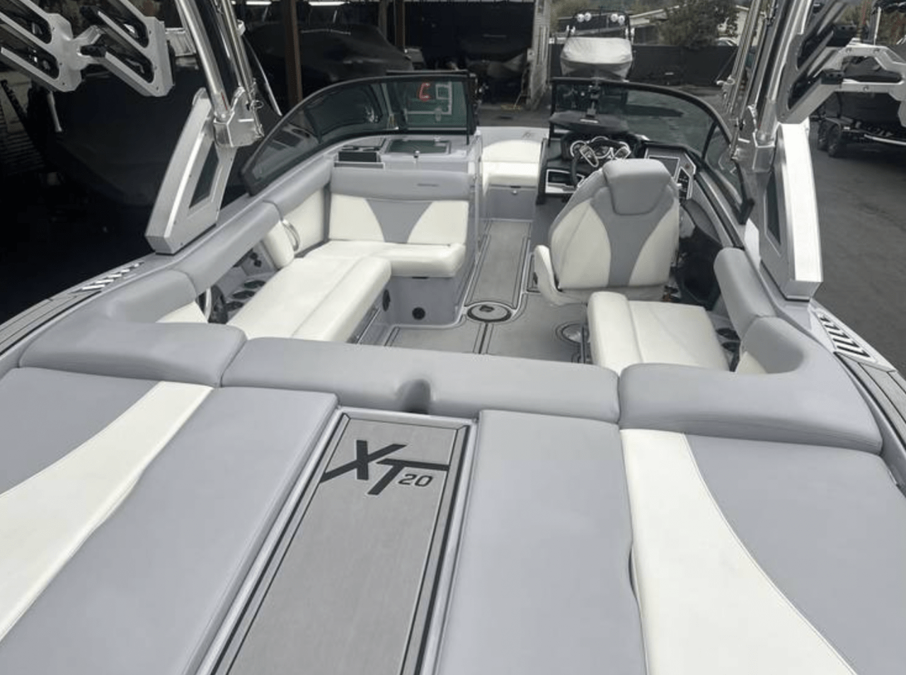 2022 MasterCraft XT20
