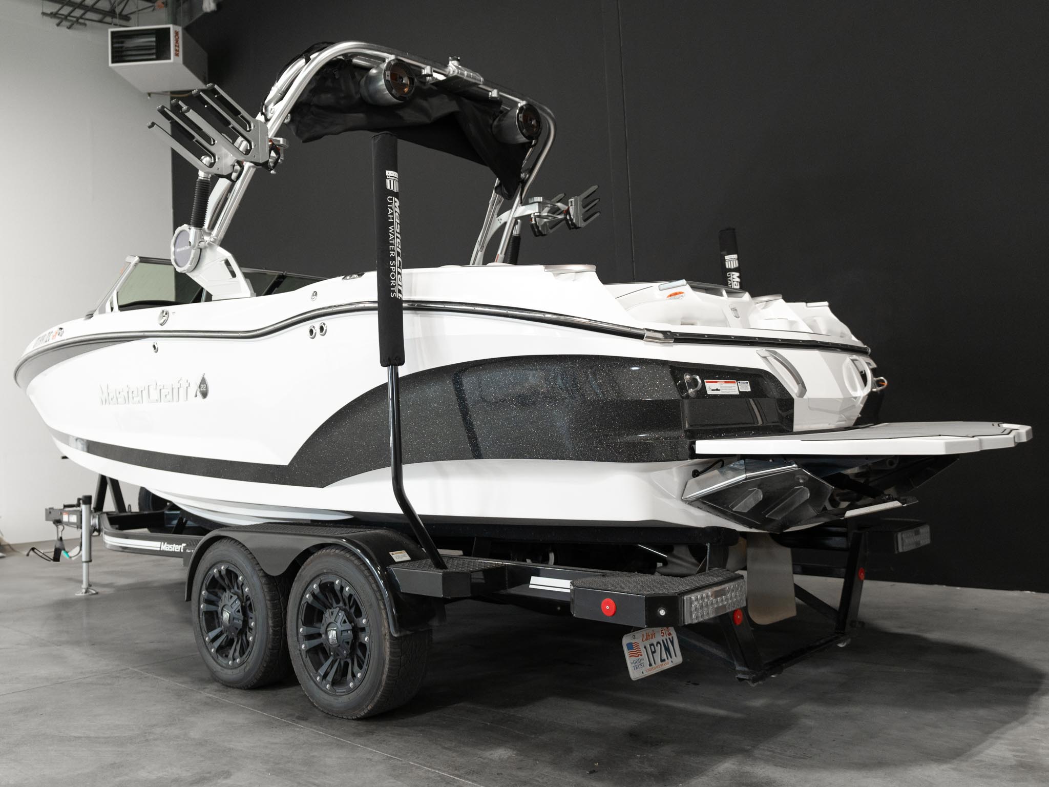 2021 Mastercraft X22 &#8211; White / Black Flake