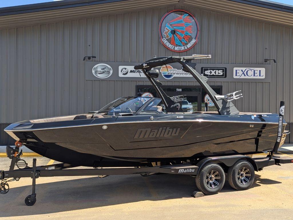 2025 Malibu 21 LX