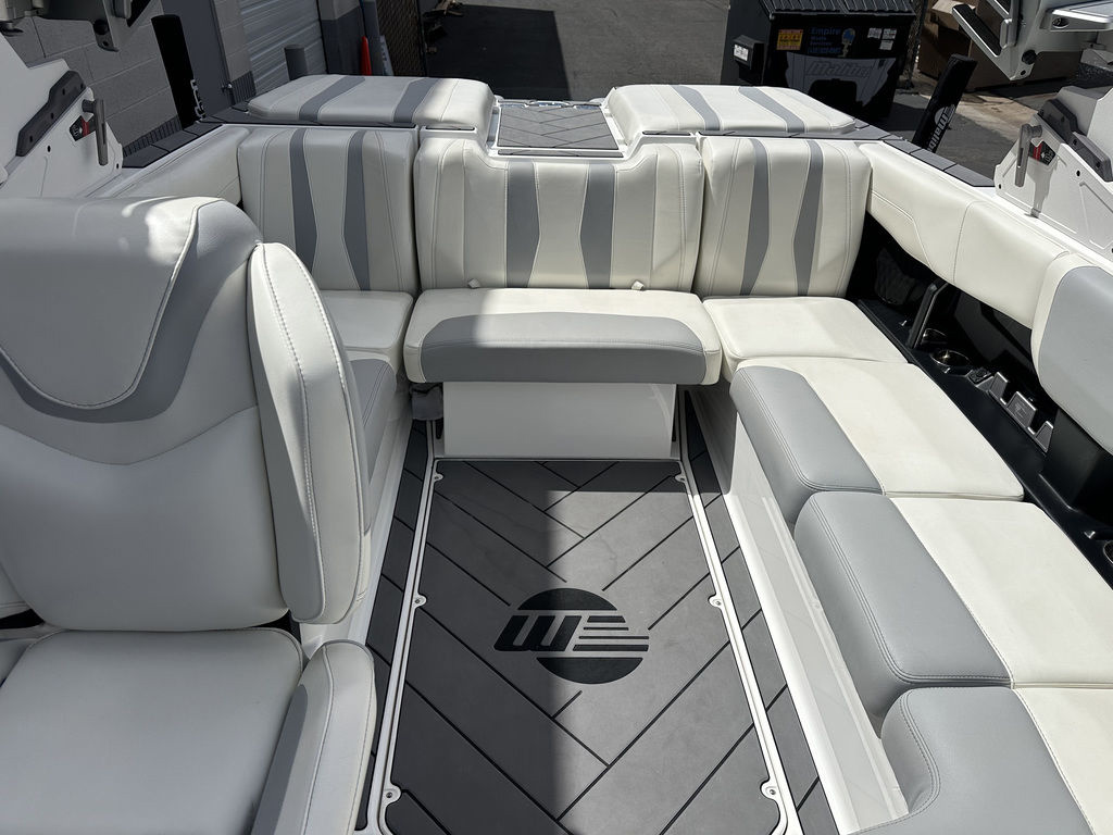 2023 Malibu 22 LSV