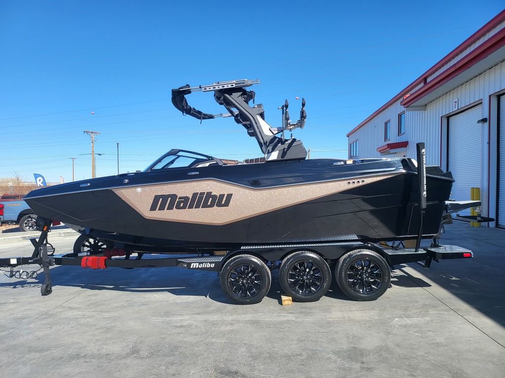 2025 Malibu Boats M230 Icon