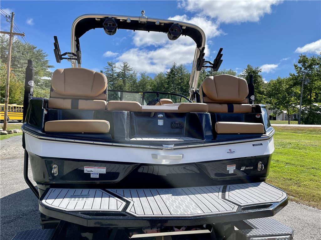 2022 MasterCraft XT22 - Like new