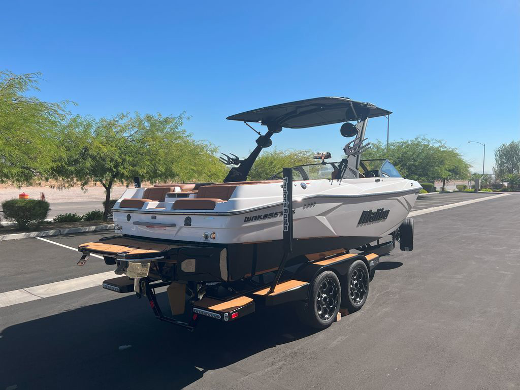 2025 Malibu 23 LSV