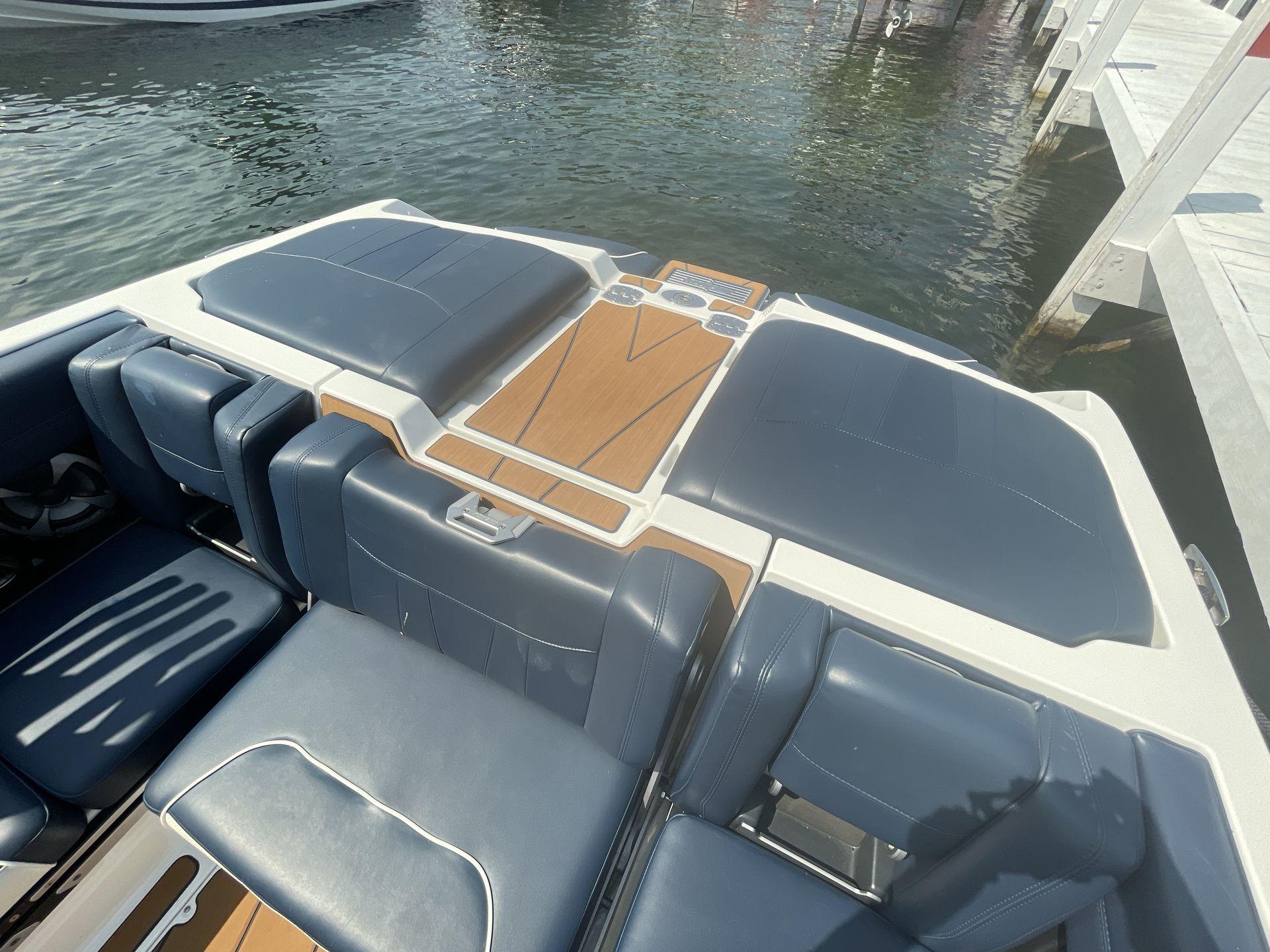 2021 Malibu 23 LSV